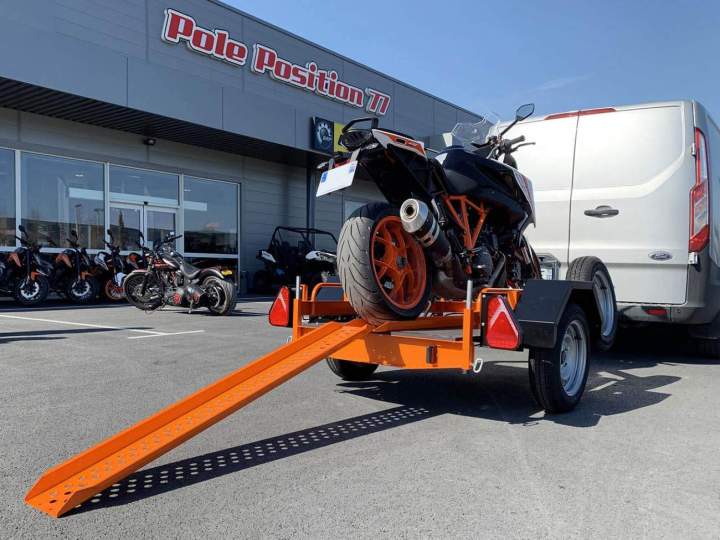 Remorque porte moto avec rampe
